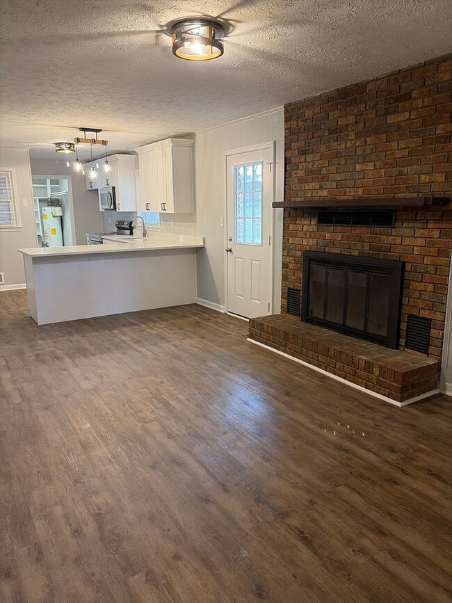 Building Photo - Renovated Ranch Home