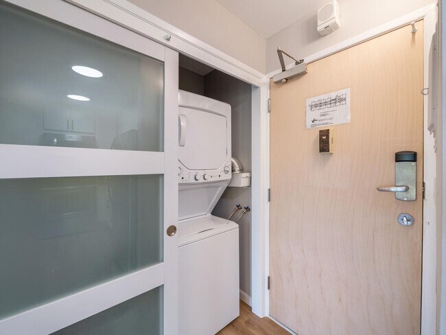 Building Photo - 2140 Kuhio Avenue-SI ID1327716P