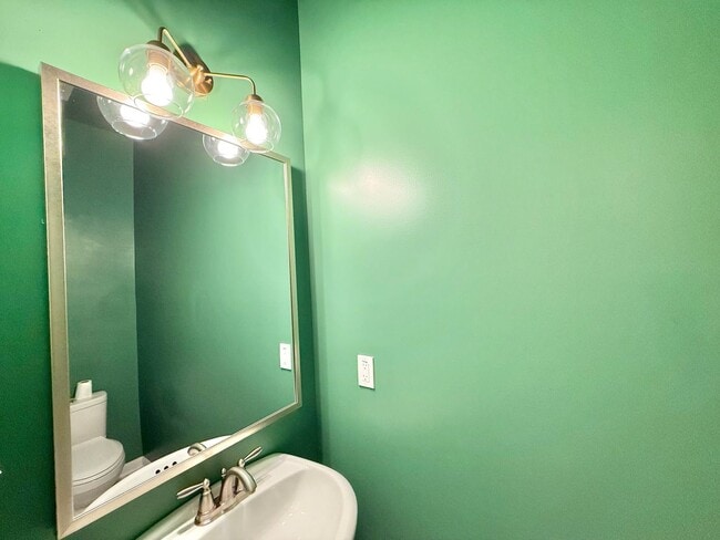 Building Photo - Newly Remodeled 4BD, 2.5BA Raleigh Corner-...