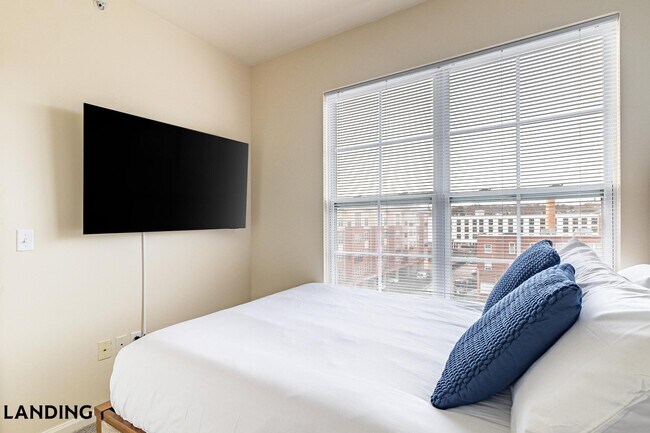 Building Photo - 400 Blake St