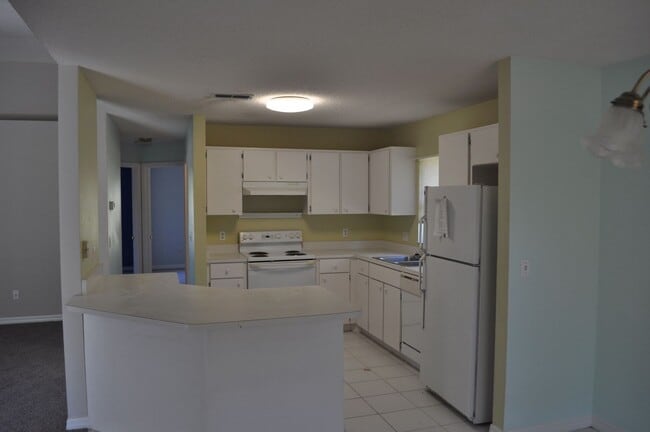 Building Photo - Pine Lakes 3bdrm home on a cul-de-sac!