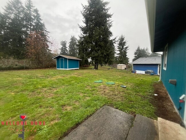 Building Photo - Remodeled rambler, no carpet, with HUGE fenced yard!!