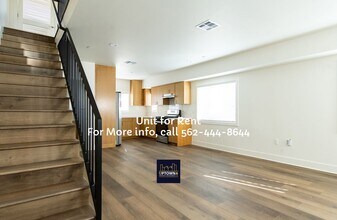 Building Photo - Townhome - 3 Bedrooms-2.0 Baths - Cudahy