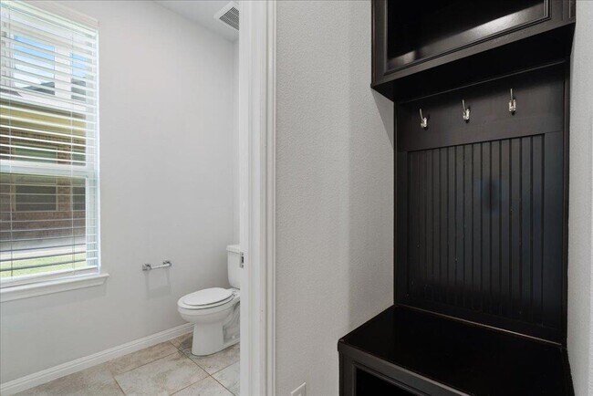 Building Photo - 5711 Pleasanton Pkwy