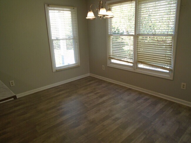 Building Photo - 3 bedroom in Hope Mills!