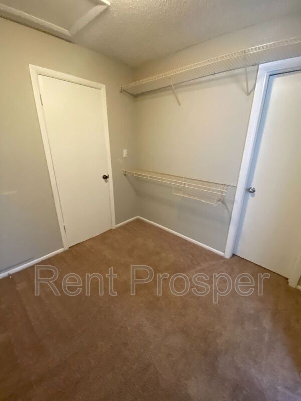 Building Photo - 304 Cherokee Ct