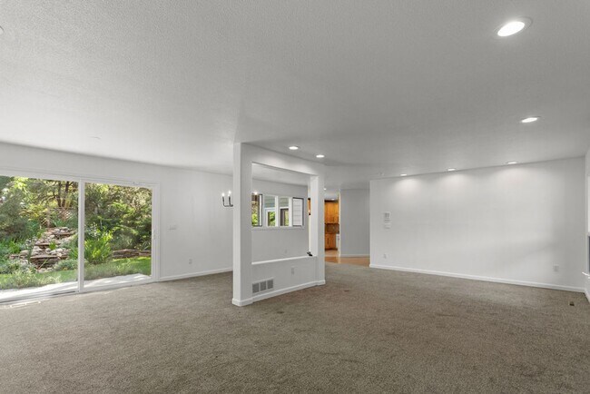 Building Photo - 4 Bedroom, 2.5 Bathroom in Lakeside Terrac...