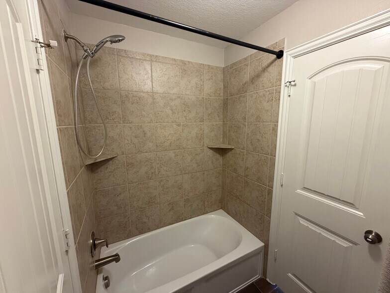 Building Photo - Room in House on Zanna Grace Way