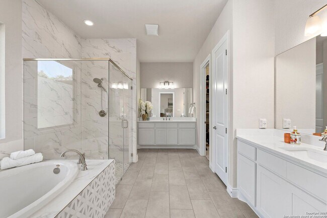 Building Photo - Charming Home Awaits: Spacious & in a Prime Location