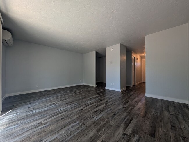 Building Photo - Newly Renovated 2-Bedroom, 1.5-Bath Apartm...