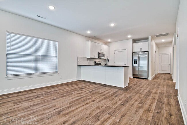 Building Photo - Big Creek Golf Course - 3 Bed 2 Bath Double Garage