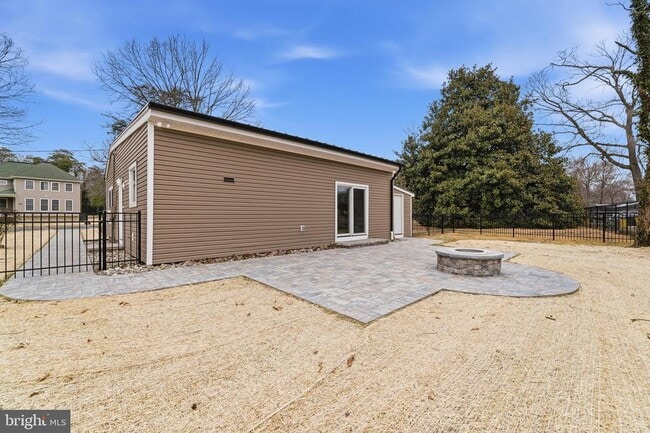 Building Photo - 611 Tebbston Dr