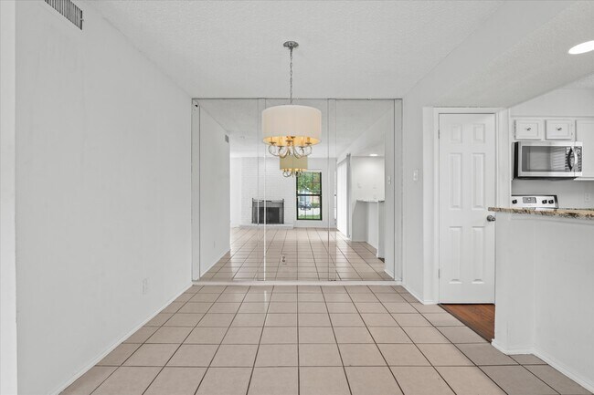 Building Photo - 15151 Berry Trl