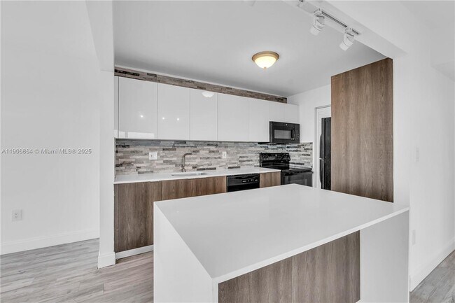 Building Photo - 4164 Inverrary Dr