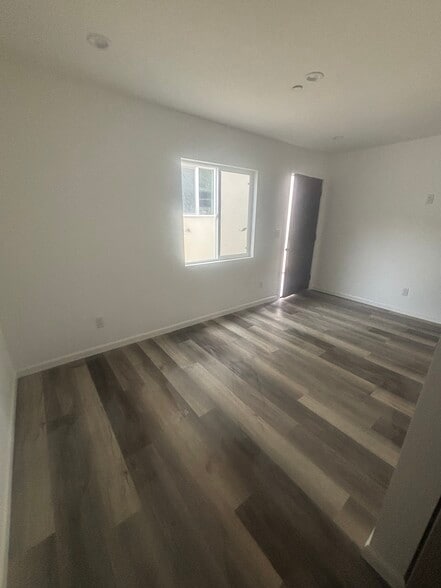 Building Photo - 3006 S Palm Grove Ave