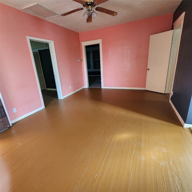 Building Photo - 4401 Ave Q 1/2