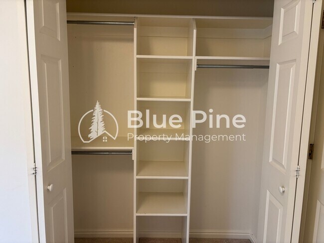 Building Photo - 3863 Ridgeview Cir