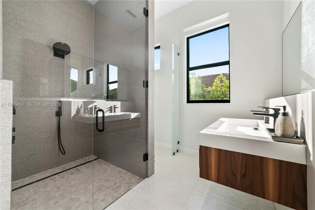 Building Photo - 493 Holiday Dr