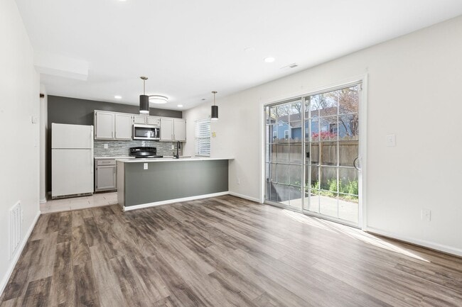 Building Photo - Columbus Station Condo-Ready to move in