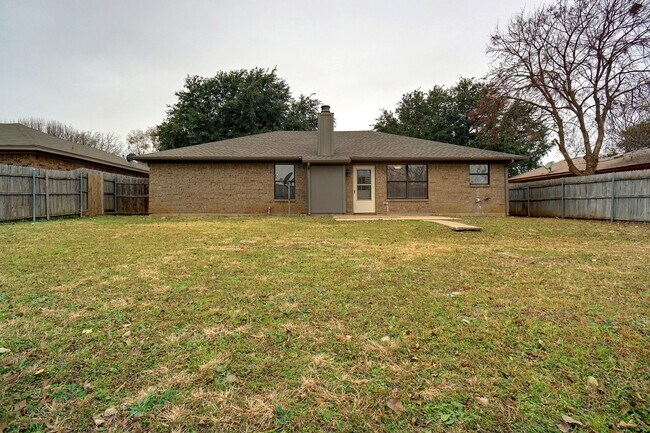 Building Photo - Super Nice 3-2-2 Brick Home!