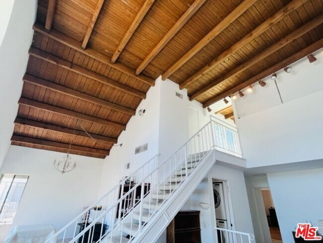 Building Photo - 221 S Gale Dr
