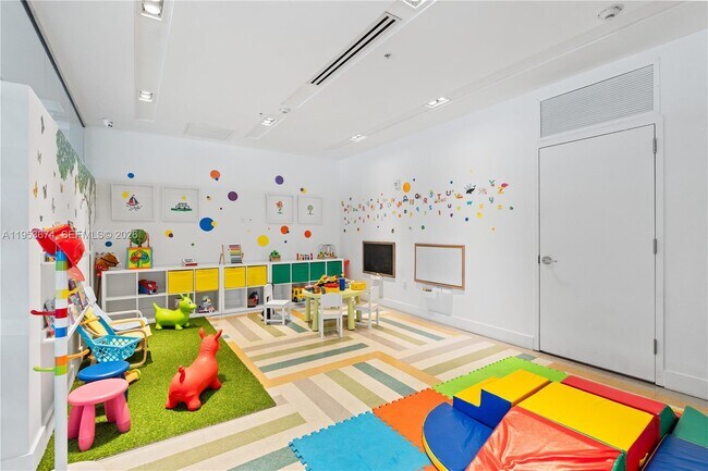 Building Photo - 1600 SW 1st Ave