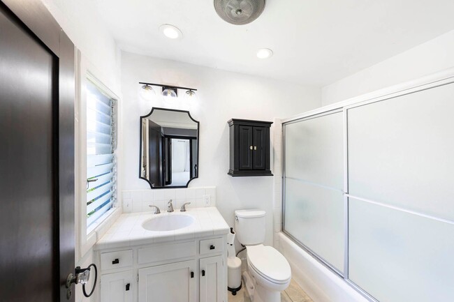 Building Photo - Incredible ocean views and private steps t...