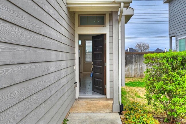 Building Photo - 8739 Tubelo Mill Dr