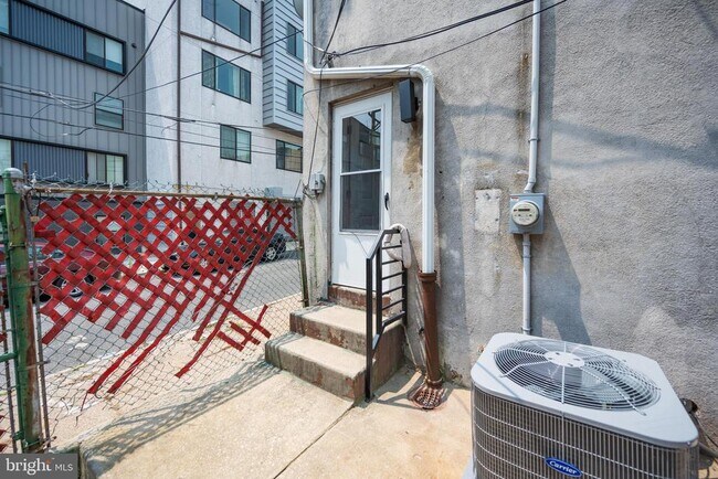 Building Photo - 521 N Douglas St