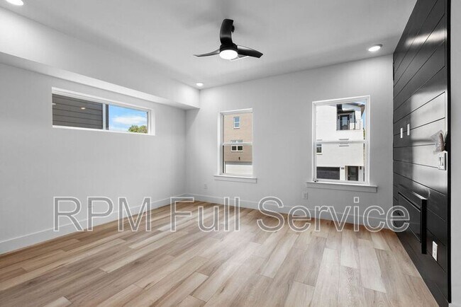 Building Photo - 1241 N Avondale Cir