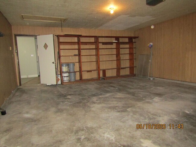 Building Photo - Freshly Painted/New Flooring home located closed to downtown Lawton/Ft. Sill
