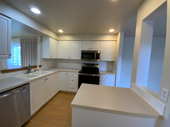 Building Photo - 7415 Village Dr E