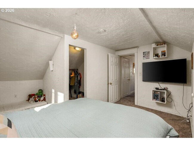 Building Photo - Classic Portland bungalow in Northeast Portland Available July 1st!