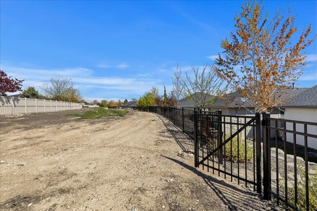Building Photo - 5 Bed 3 bath Golf Course Neighborhood