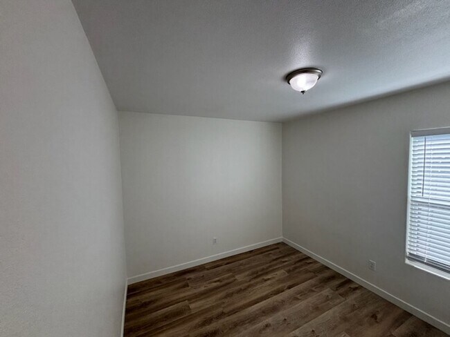 Building Photo - 3 Bedroom 2 Bath Home