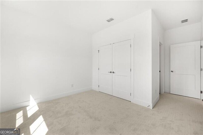 Building Photo - 2815 Medford Dr
