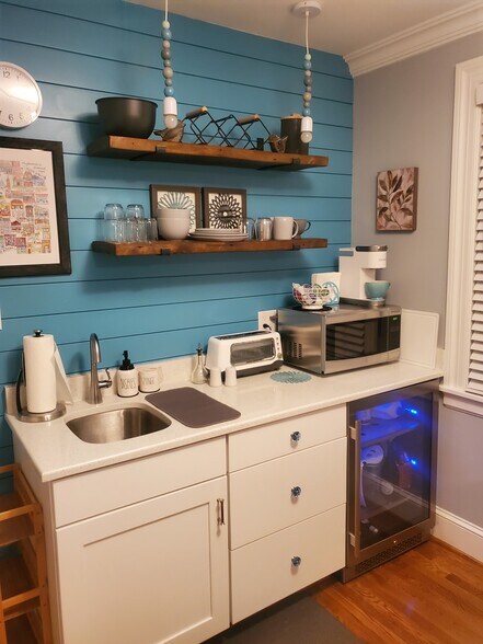 Kitchenette - 1018 W 45th St