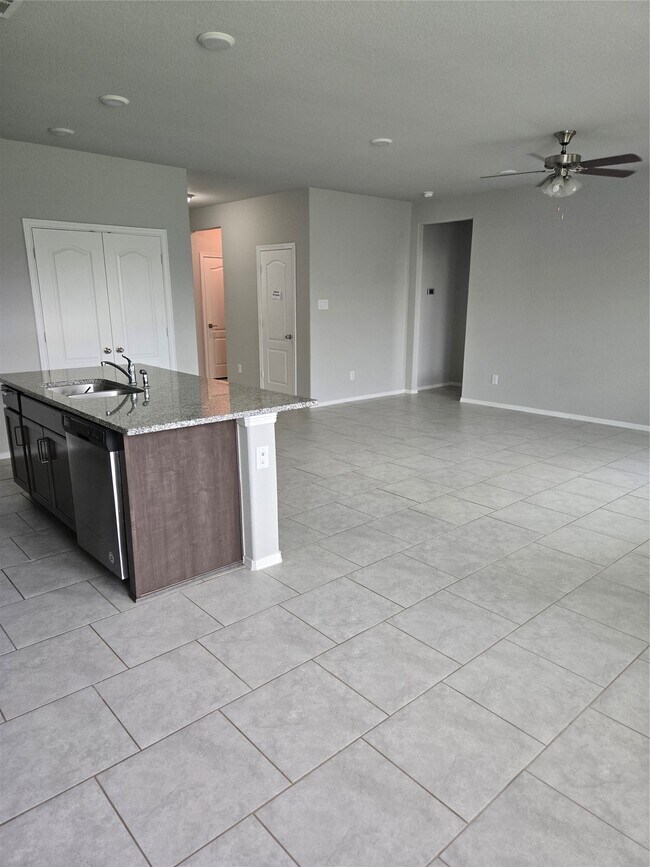 Building Photo - 40204 S Hill Pass