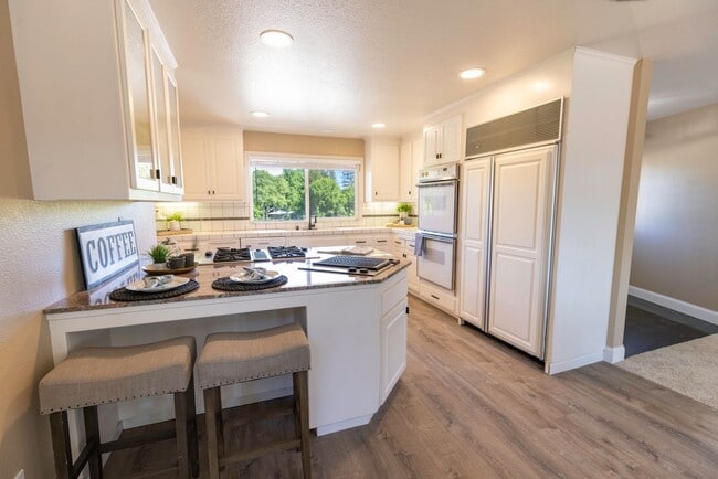 Building Photo - Beautiful 5 bedroom/3bath home with a pool