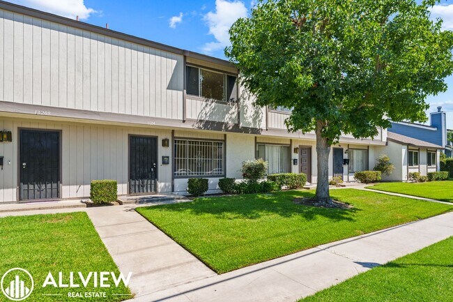 Building Photo - Charming 3-Bedroom, 1.5-Bath Townhouse in ...