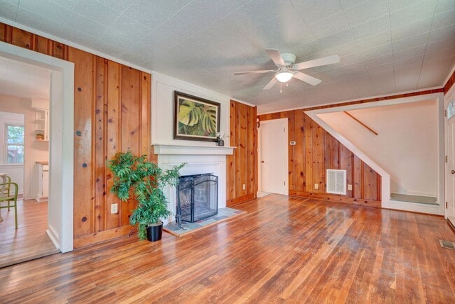 Building Photo - Charming Cape Cod Home - Detached Garage - Pet Friendly!