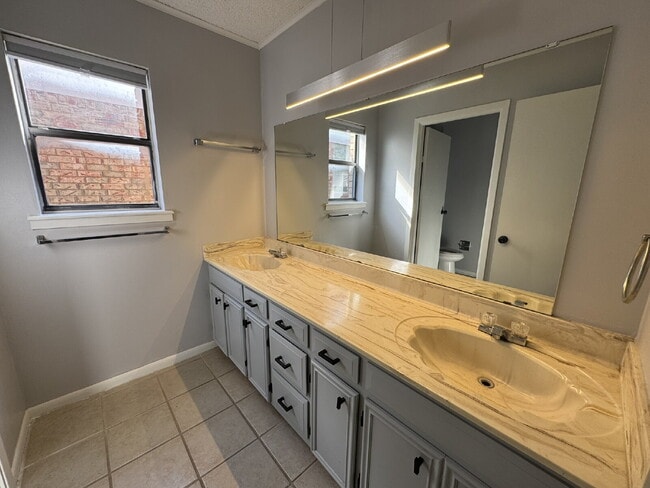 Building Photo - Excellent 3 bedroom 2 bath in great neighb...