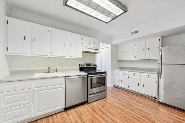 Building Photo - Check out this delightful 1 bed and 1 bath condo For Rent in a prime Fairfax location!