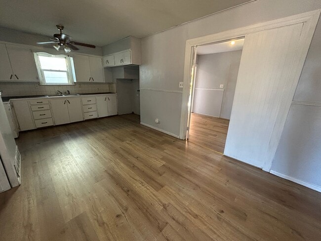 Building Photo - Large 3 bed 1 bath Home