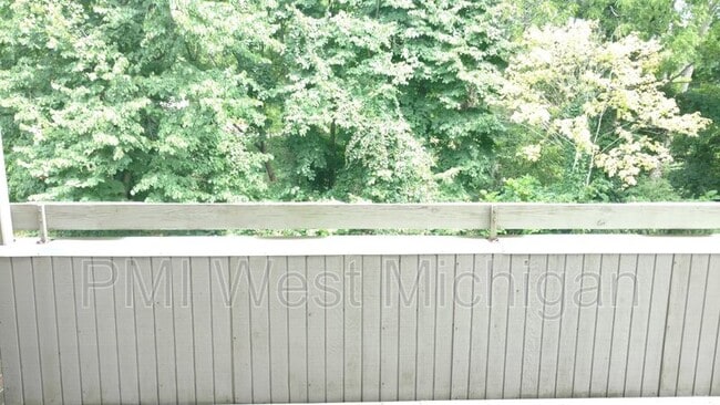 Building Photo - 6433 Wainscot Dr SE