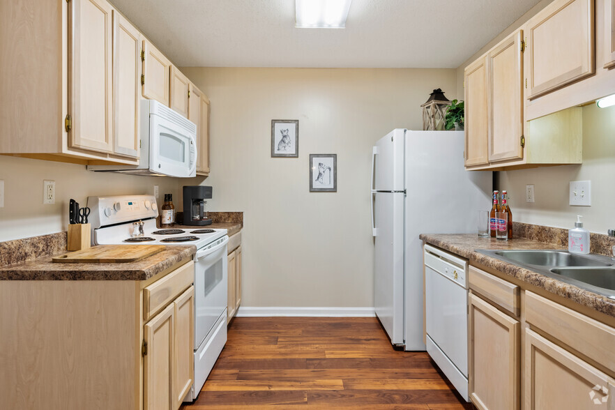 2BR, 1BA - 988SF - Kitchen - Regal Pointe Apartment Homes