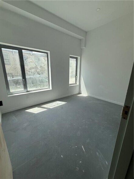 Building Photo - 536 Smith St