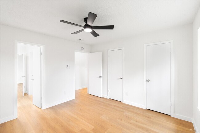 Building Photo - 15707 Amapola Dr