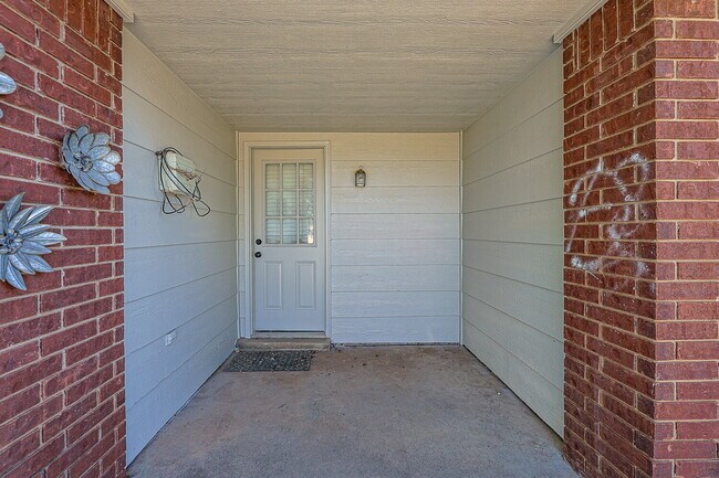 Building Photo - Welcome home to this beautifully updated 3-bedroom, 2-bath home nestled on a quiet cul-de-sac in ...