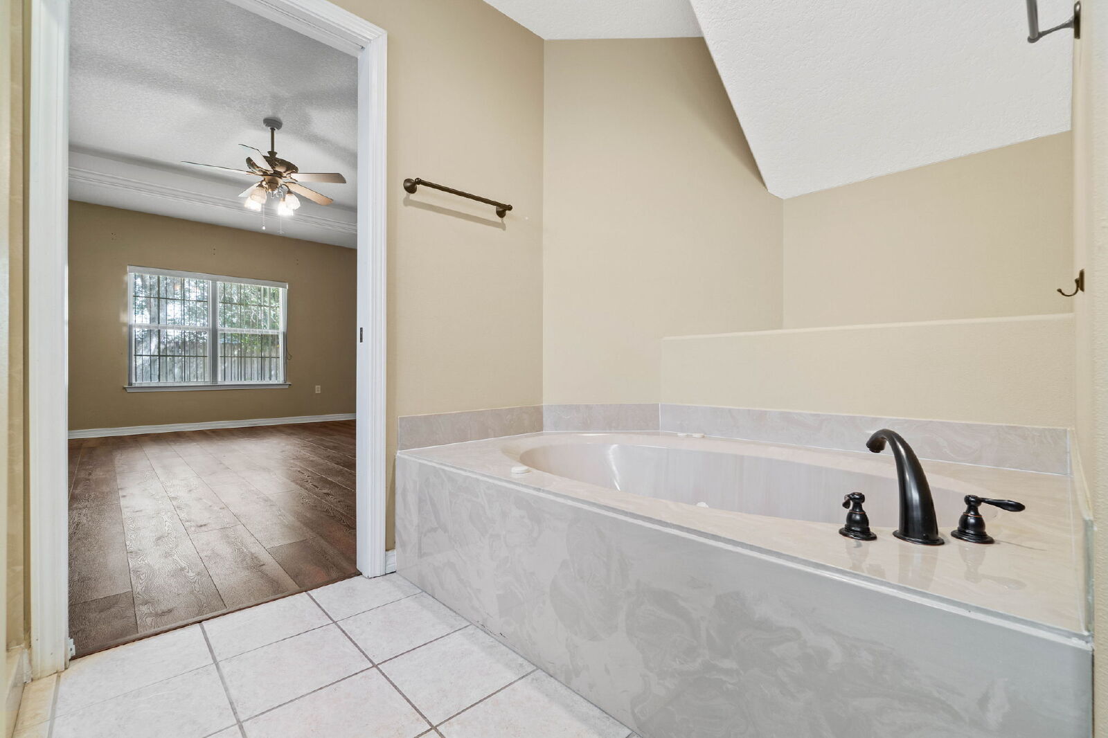 Building Photo - 1946 Kadima Cir